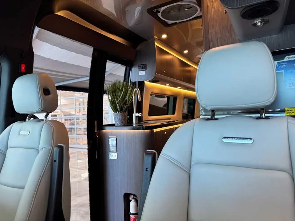 New 2025 Tenorite Gray Metallic AIRSTREAM  image 44