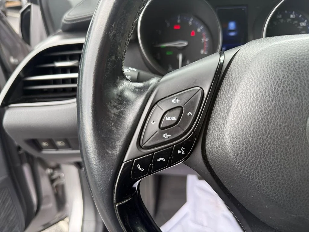 Used 2018 Silver Toyota XLE Premium image 29