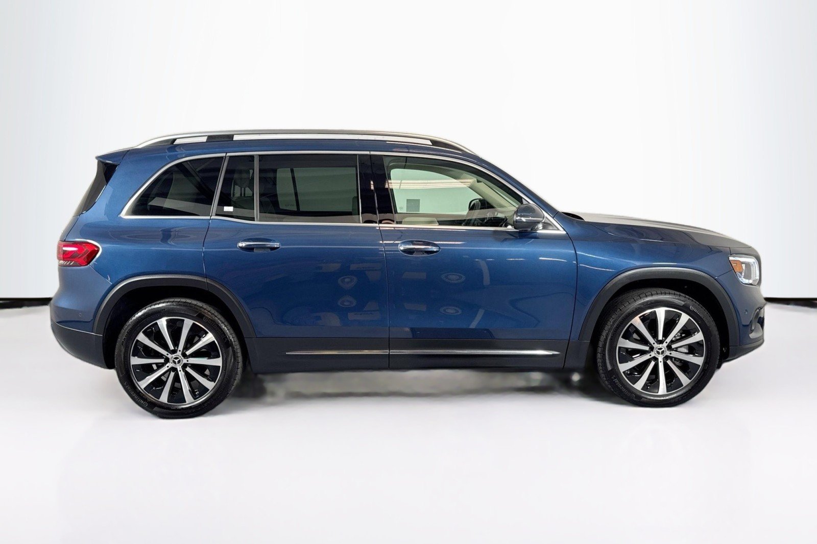 Certified Used 2022 Denim Blue Metallic Mercedes-Benz GLB 250 4MATIC® SUV image 4