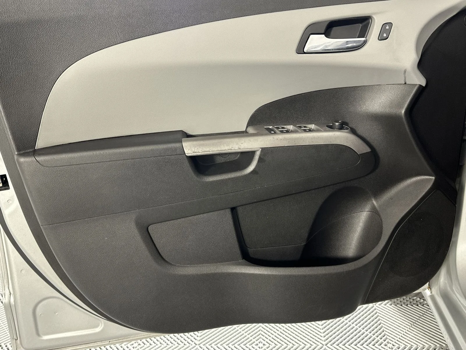 Used 2019 Silver Chevrolet Premier image 29