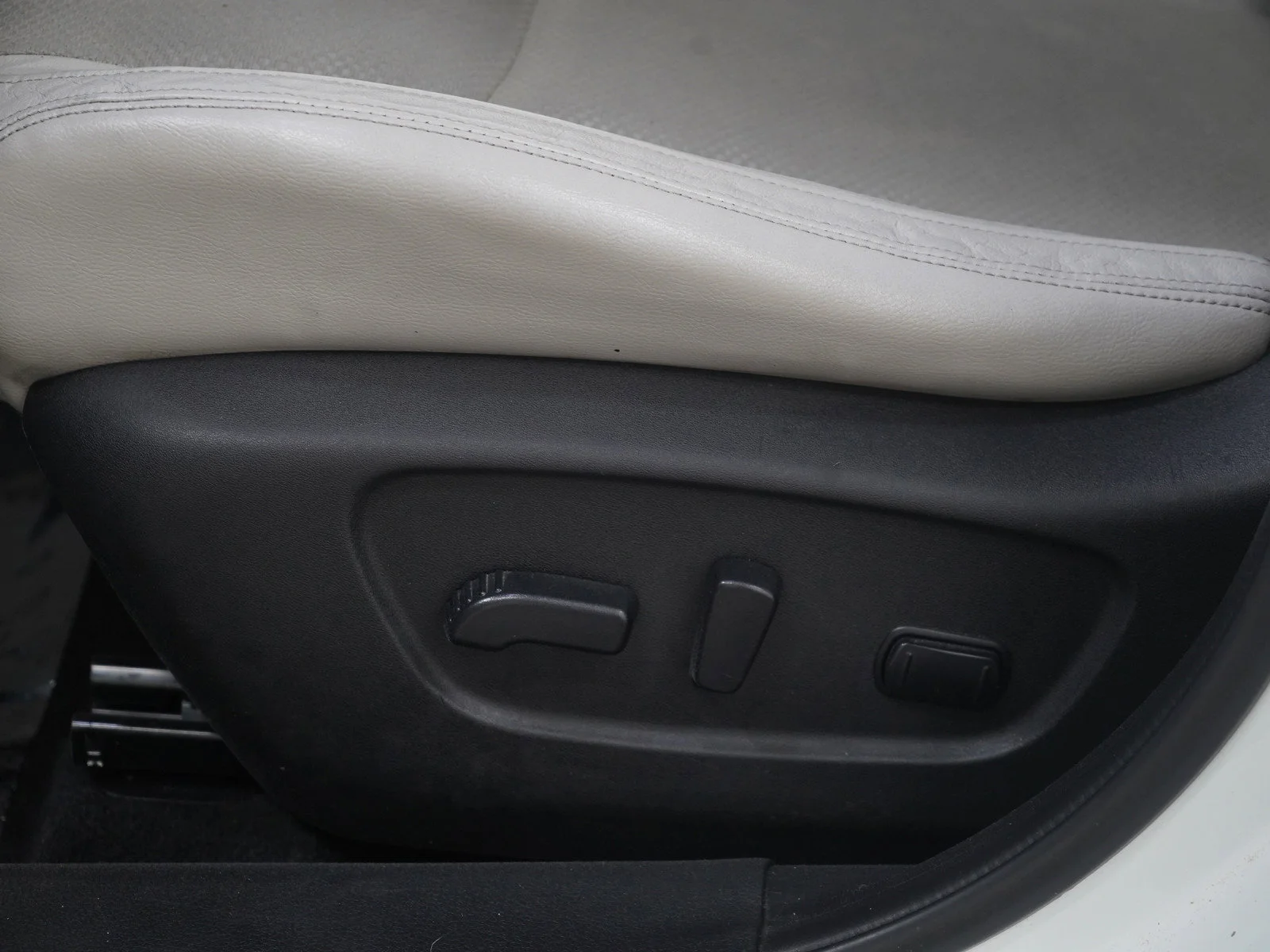 Used 2020 Pearl White Tricoat Nissan SV image 22