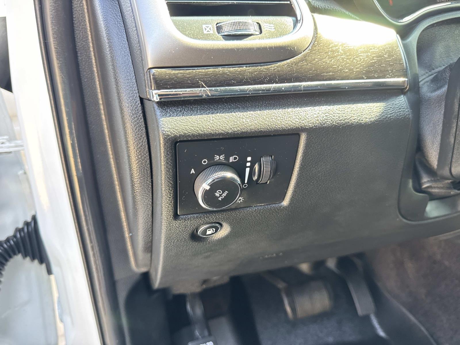 Used 2018 Bright White Clearcoat Jeep Limited image 20