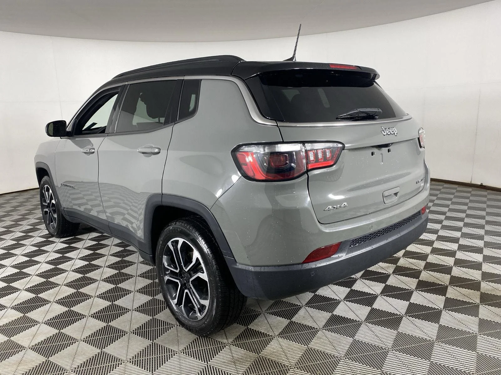 Used 2024 Sting-Gray Clearcoat Jeep Limited image 5