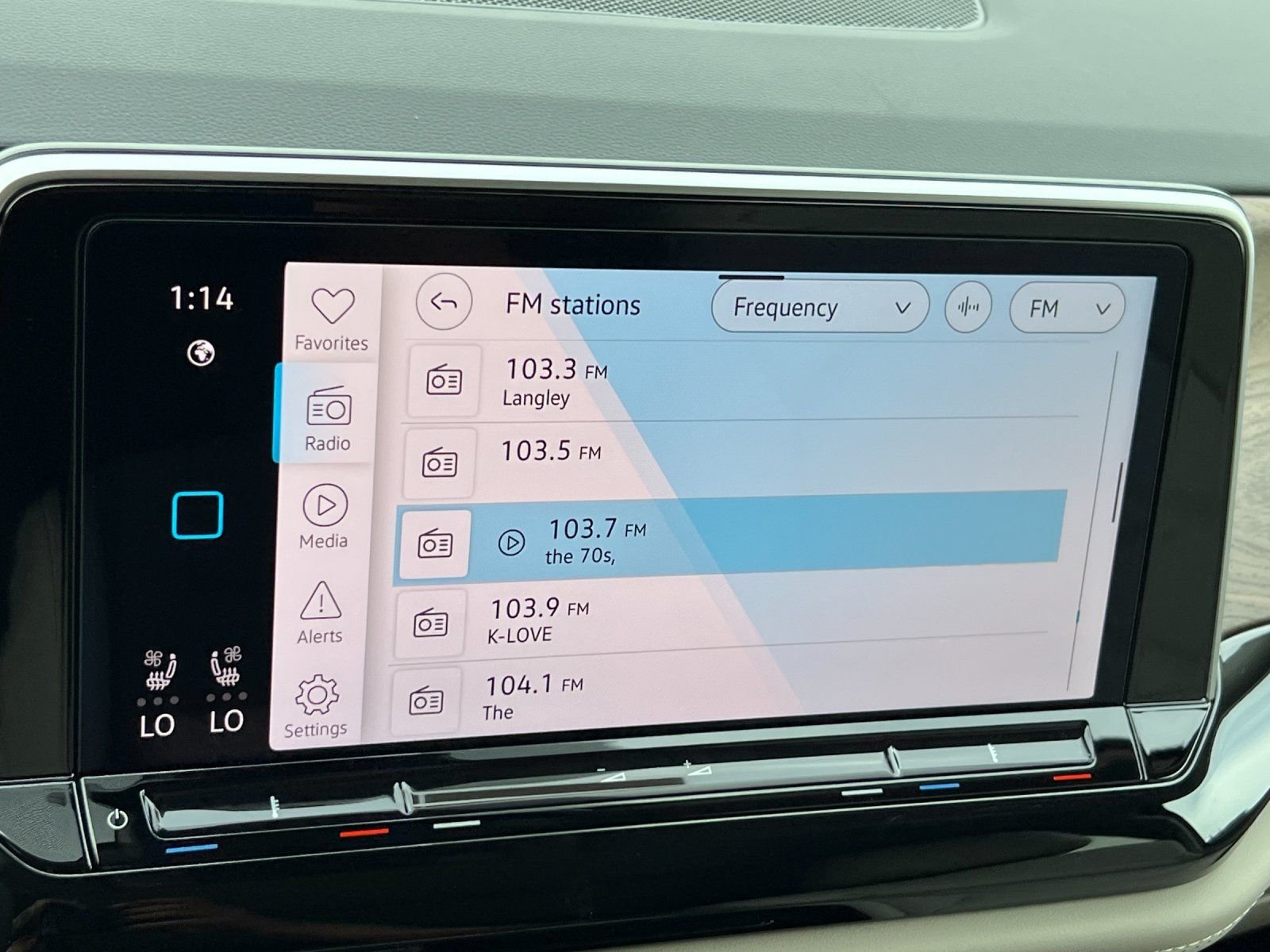 New 2026 Deep Black Pearl Volkswagen 2.0T SE w/Technology image 18