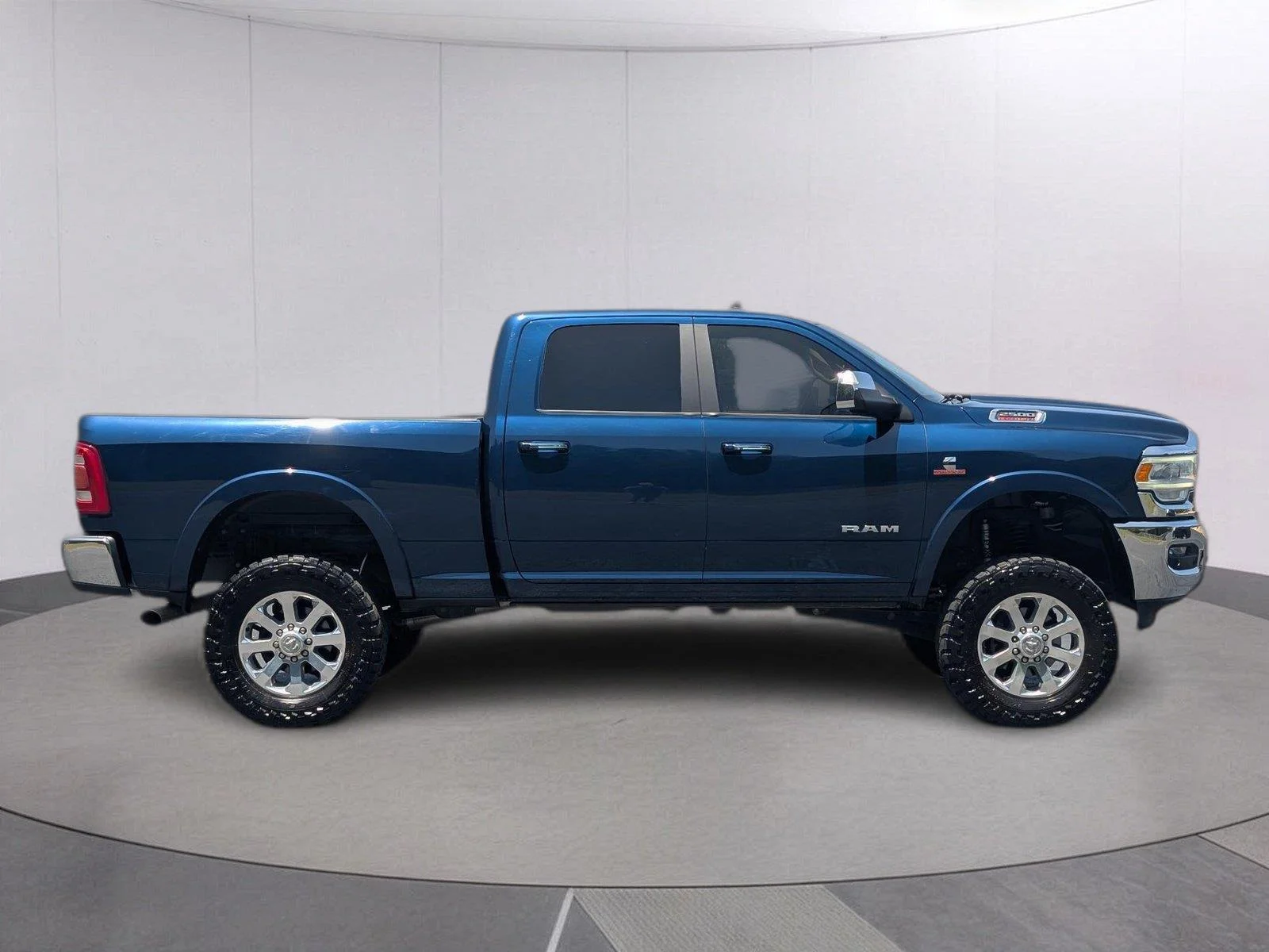 Used 2020 Patriot Blue Pearlcoat Ram Laramie image 7