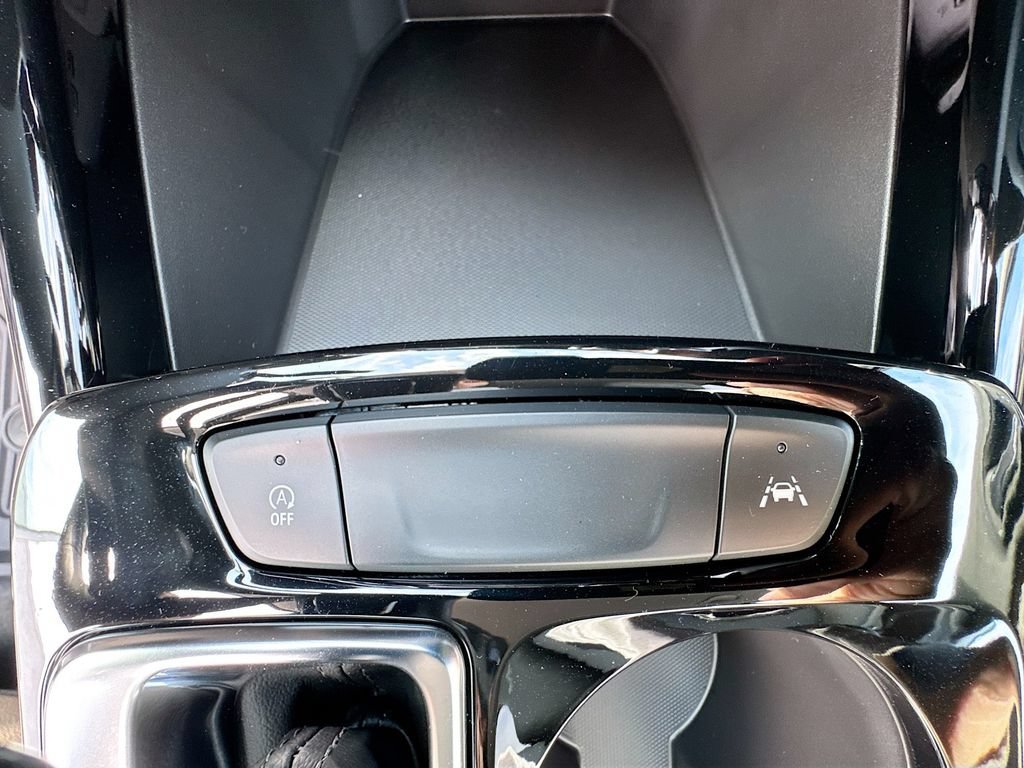 New 2026 Summit White Chevrolet ACTIV image 38
