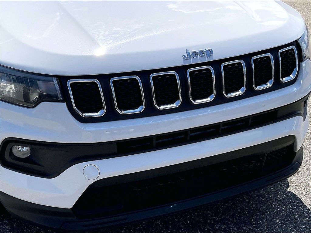Used 2024 White Jeep Latitude image 31