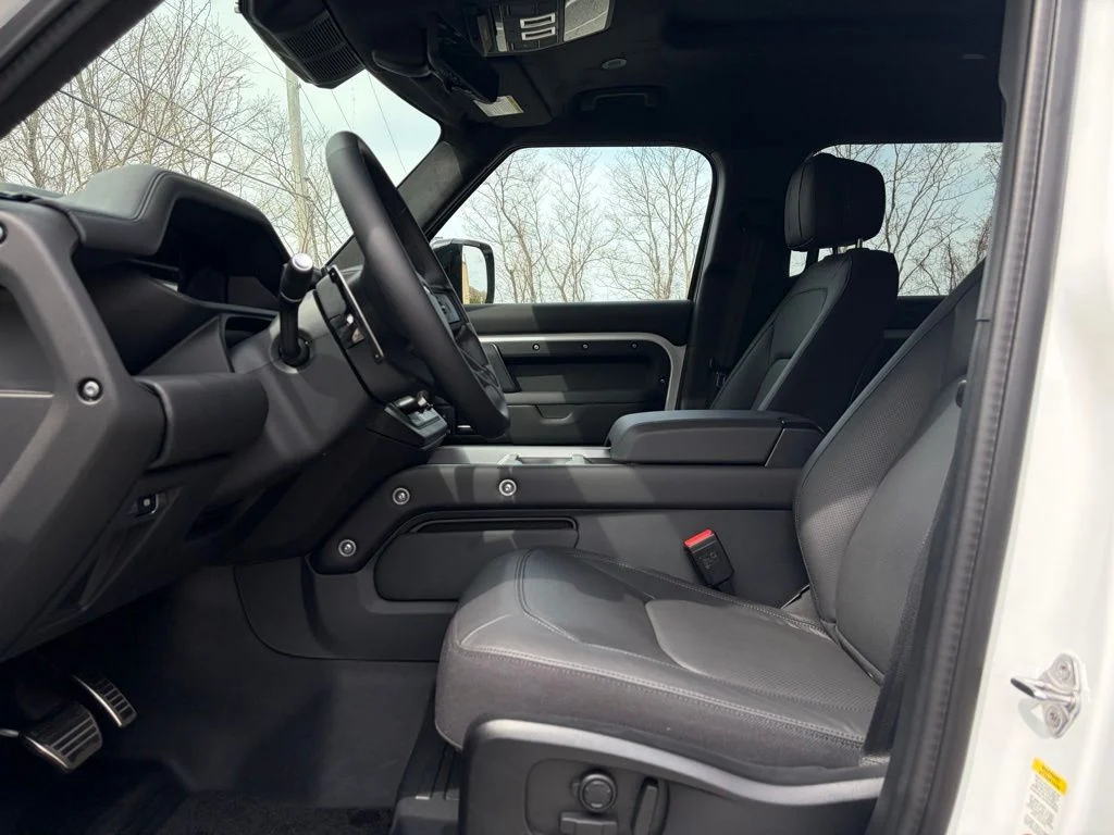 2025 Land Rover Defender V8 - Photo 11