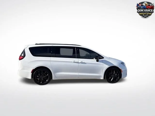 Used 2025 White Chrysler Limited image 6