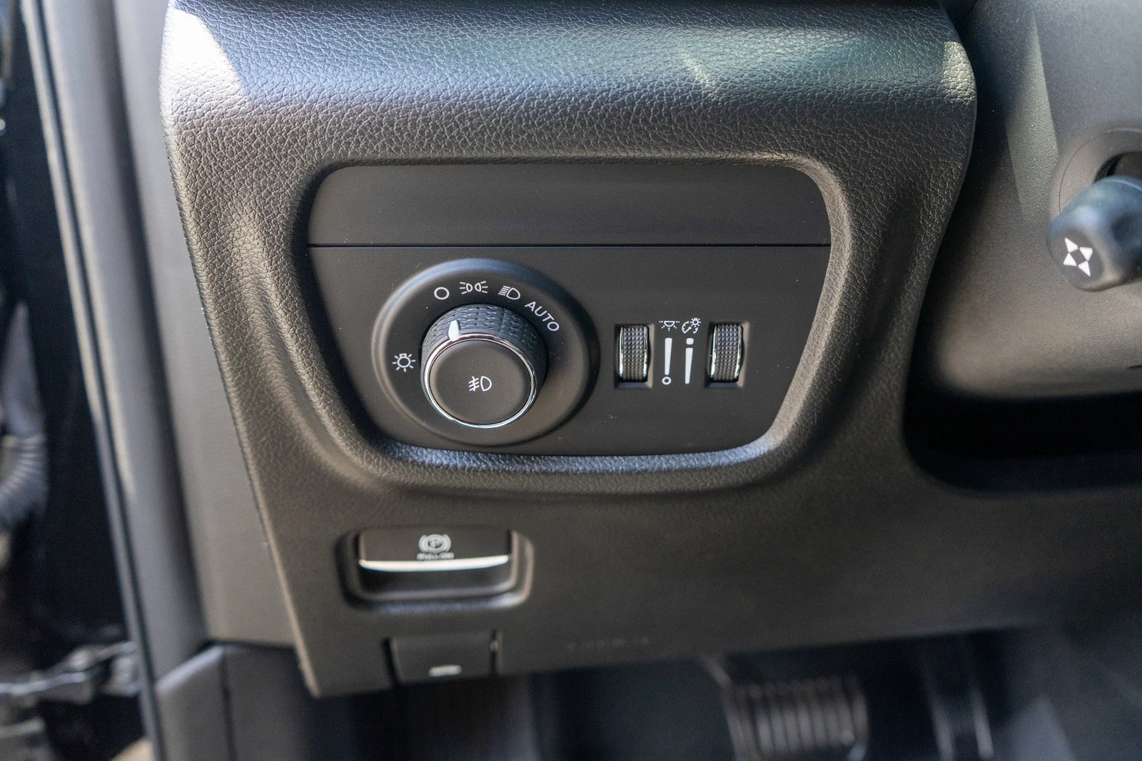 Used 2023 Diamond Black Crystal Pearlcoat Jeep Limited image 16
