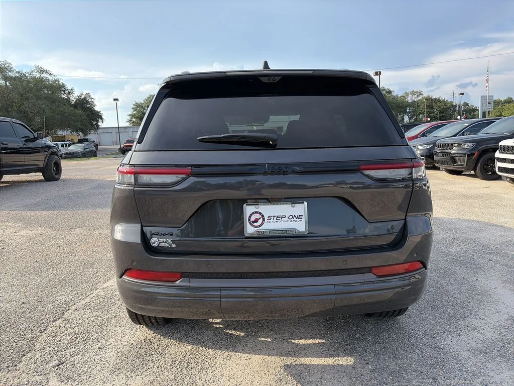 New 2026 Baltic Gray Metallic Clear-Coat Exterior Paint Jeep Limited Reserve image 4