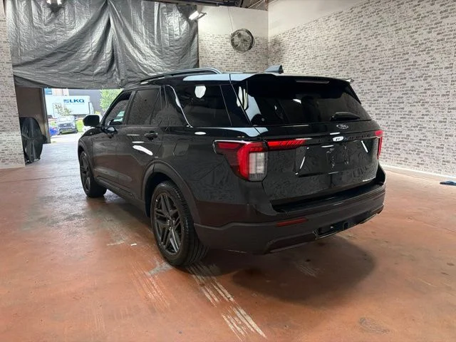 Used 2025 Agate Black Metallic Ford ST-Line image 5