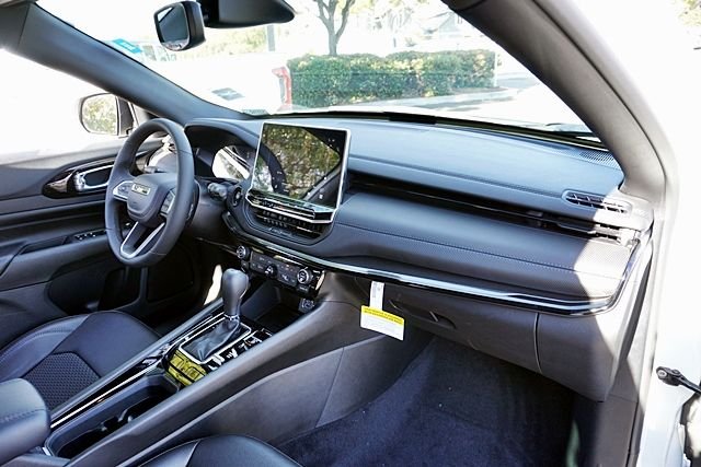 New 2026 Bright White Clearcoat Jeep Latitude image 10