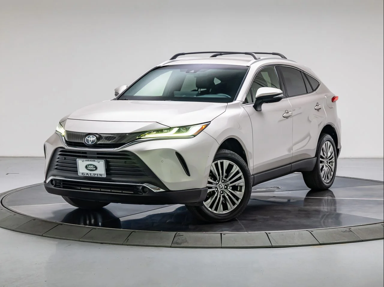 Used 2022 Titanium Glow Toyota XLE image 1