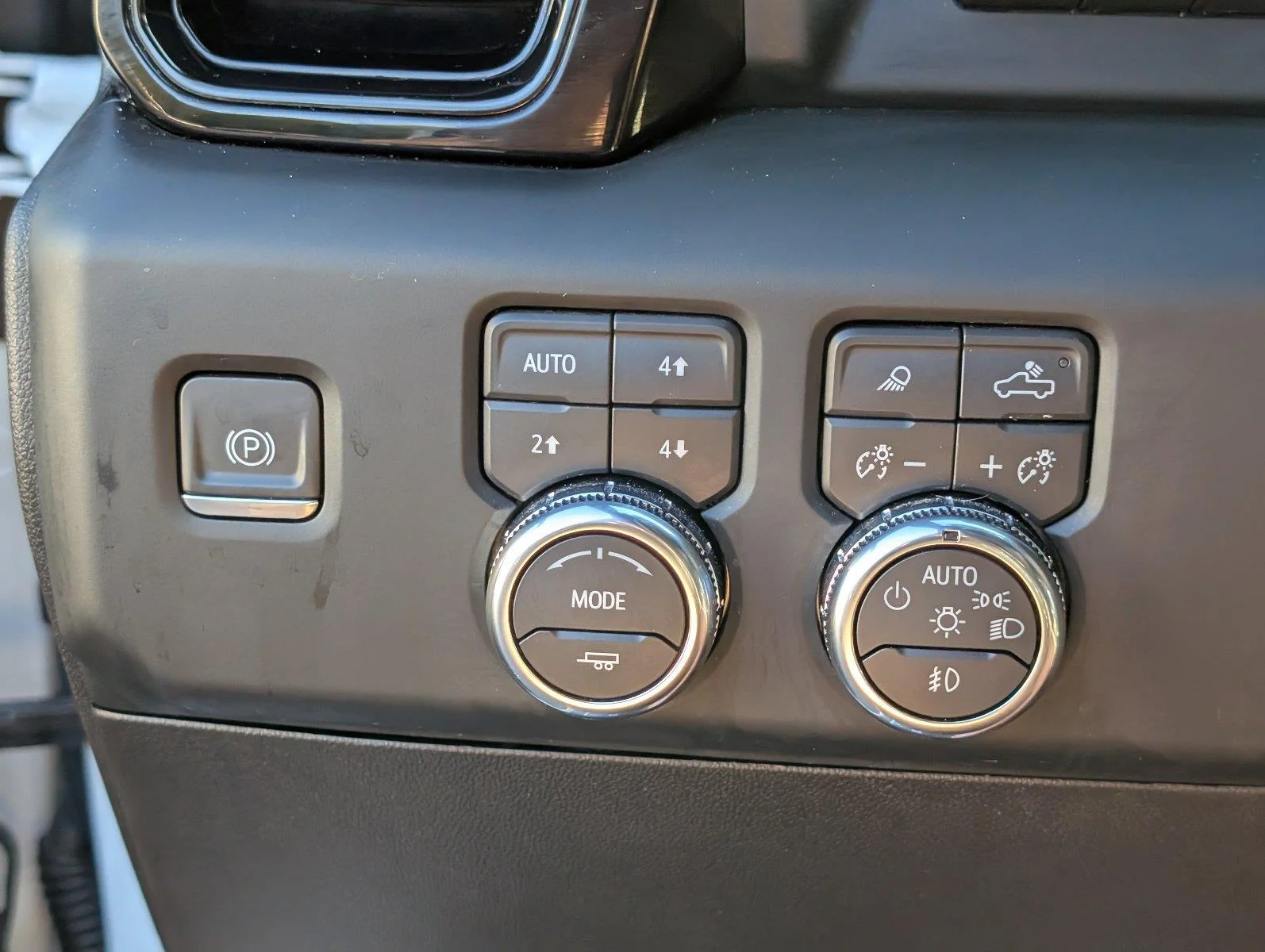Used 2024 Summit White GMC AT4 image 29