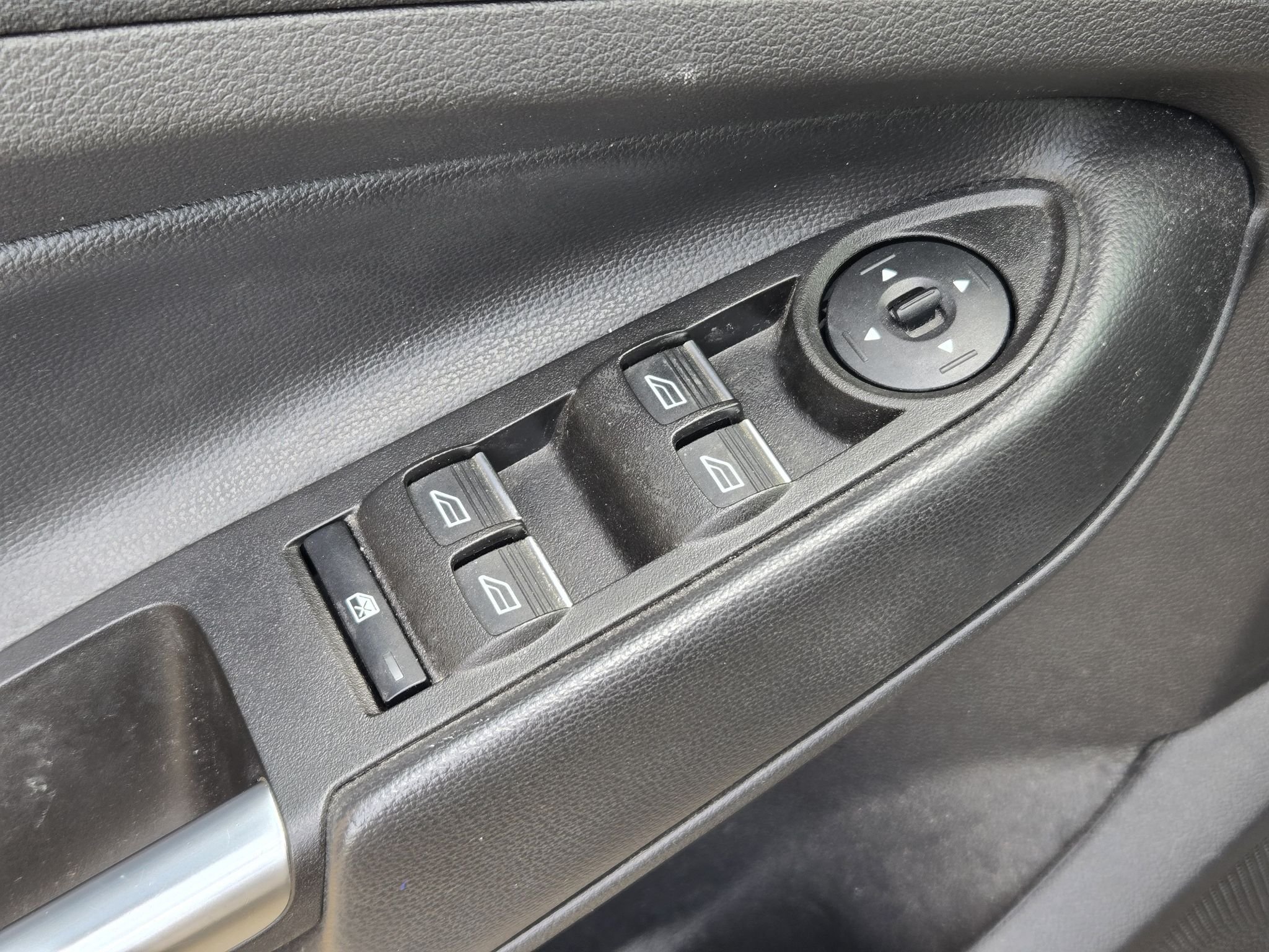 Used 2017 Oxford White Ford SE image 22
