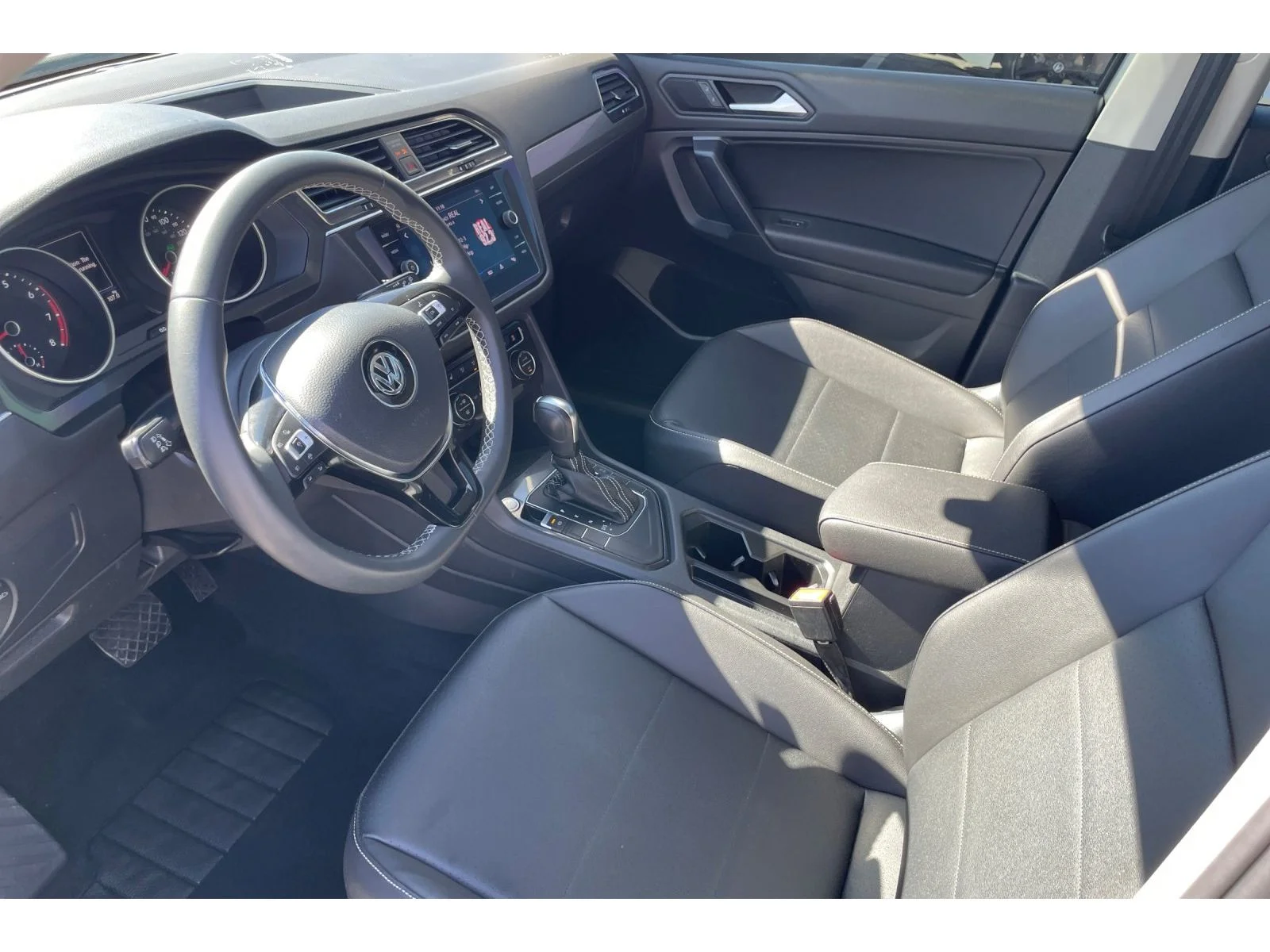 Used 2021 Pyrite Silver Metallic Volkswagen SE image 9