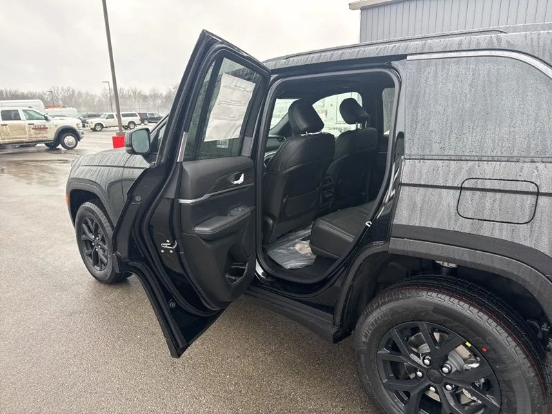 New 2026 Diamond Black Crystal Pearl-Coat Exterior Paint Jeep Laredo Altitude image 13