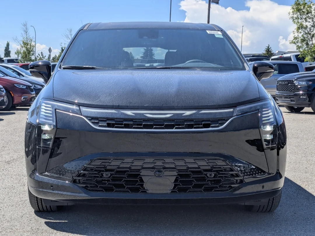 New 2027 Black Chrysler Select - - FWD - Stow n Go Seating - Adaptive Cruise - Blind-Spot - Apple CarPlay & More! image 3