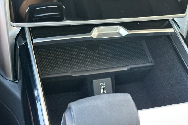 New 2026 Obsidian Black Satin Land Rover SE image 19