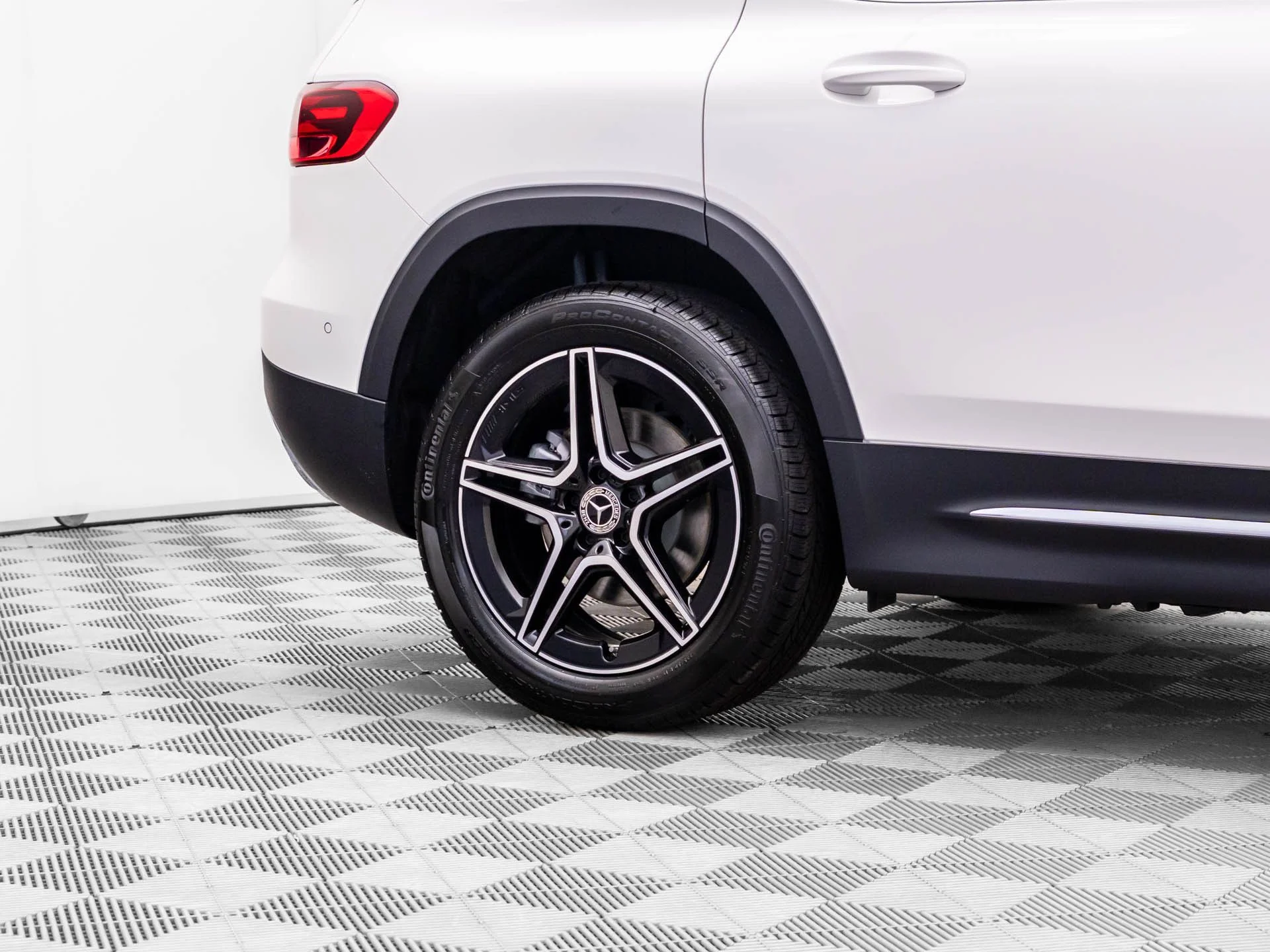 New 2026 White Mercedes-Benz GLB 250 image 36