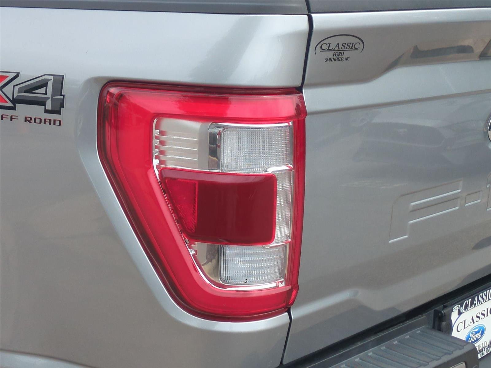 Used 2022 Iconic Silver Metallic Ford LARIAT image 12