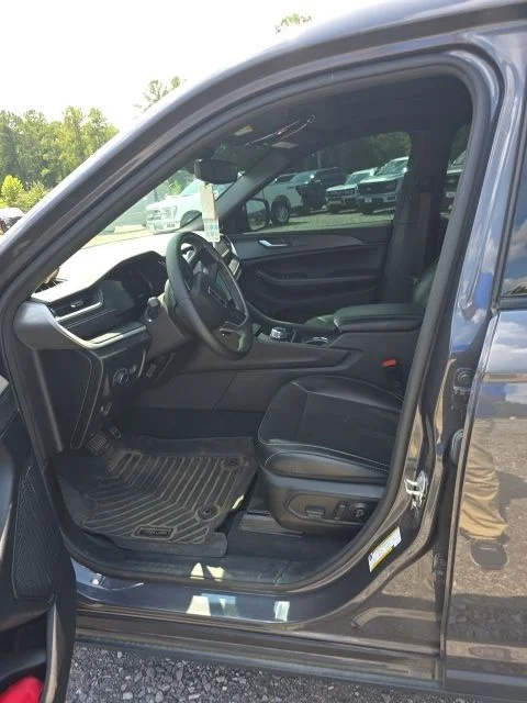 Used 2023 Baltic Gray Clearcoat Metallic Jeep Altitude X image 10