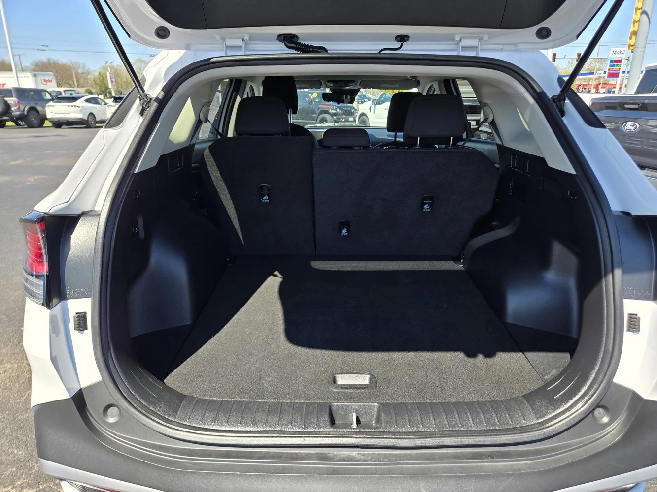 Used 2025 Glacial White Pearl Kia LX image 34