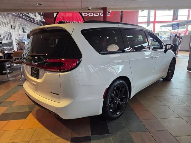 New 2027 Bright White Clear-Coat Exterior Paint Chrysler Limited image 15