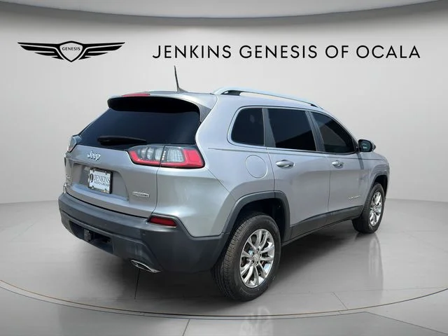 Used 2021 Silver Jeep Latitude Lux image 3