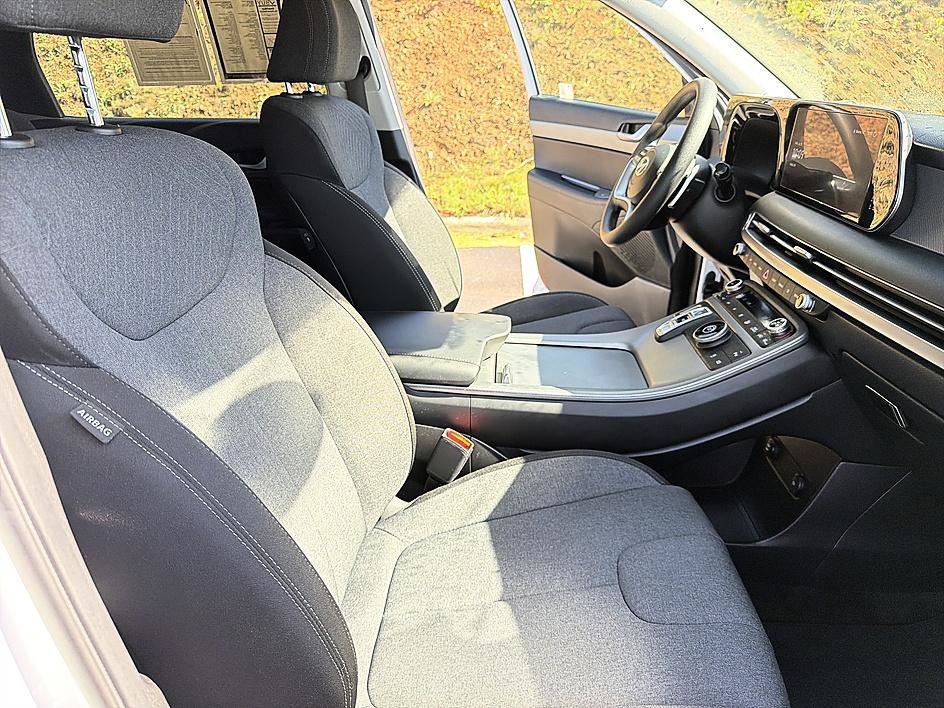 Used 2025 Hyper White Hyundai SE image 19