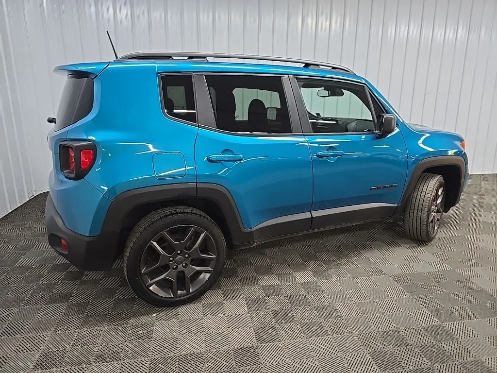 Used 2021 Bikini Metallic Clearcoat Jeep Latitude image 3