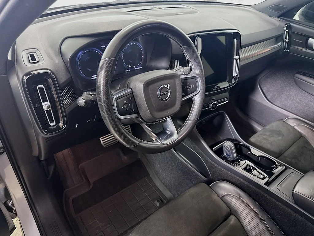 Used 2021 Glacier Silver Metallic Volvo R-Design image 10