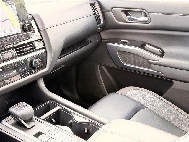 Used 2022 Gray Nissan SL image 9