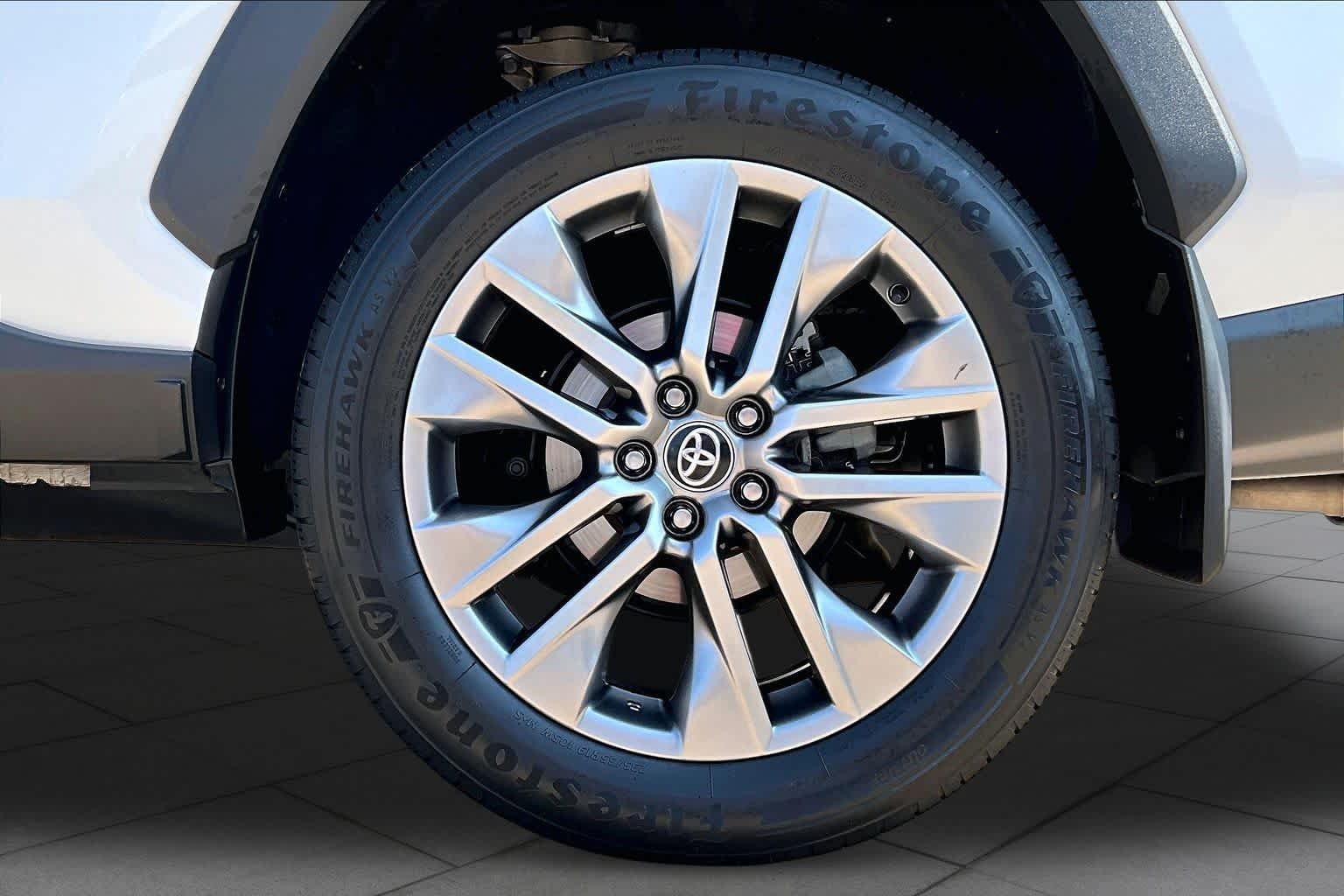 Used 2023 Wind Chill Pearl Toyota XLE Premium image 10
