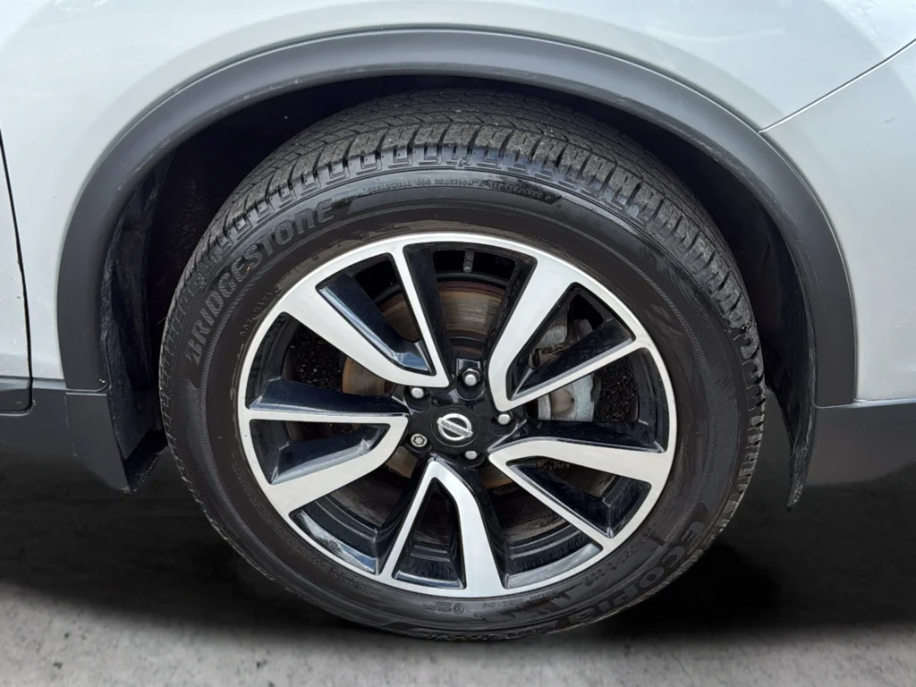 Used 2017 Silver Nissan SL image 24