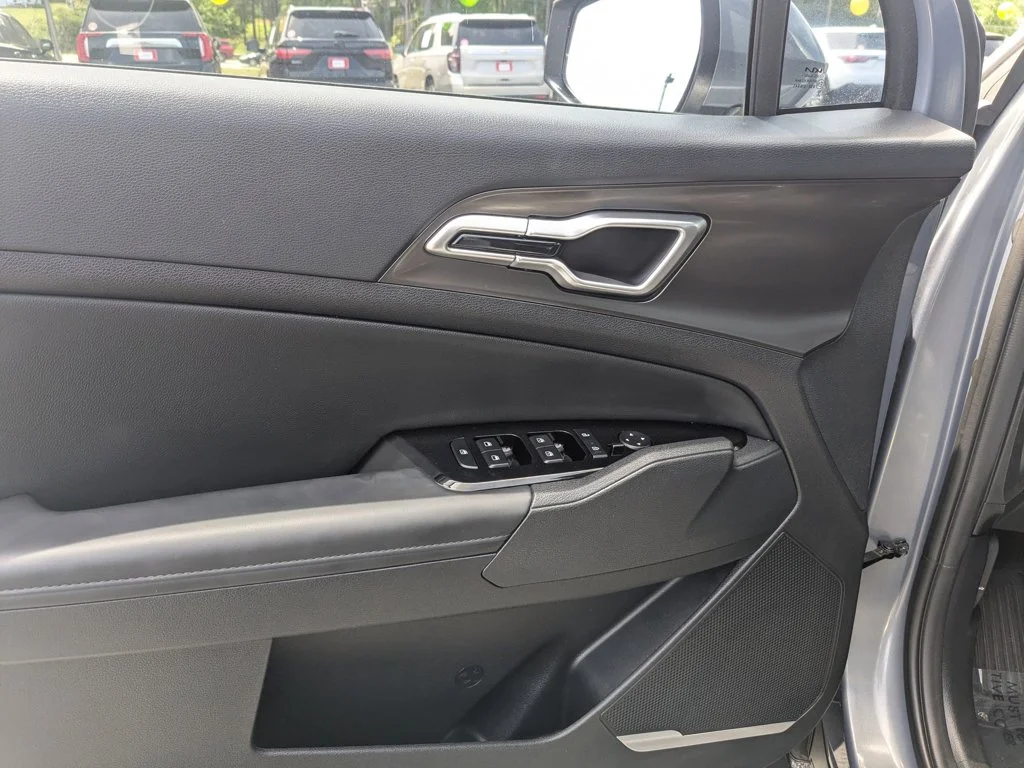 Used 2025 Everlasting Silver Kia EX image 11