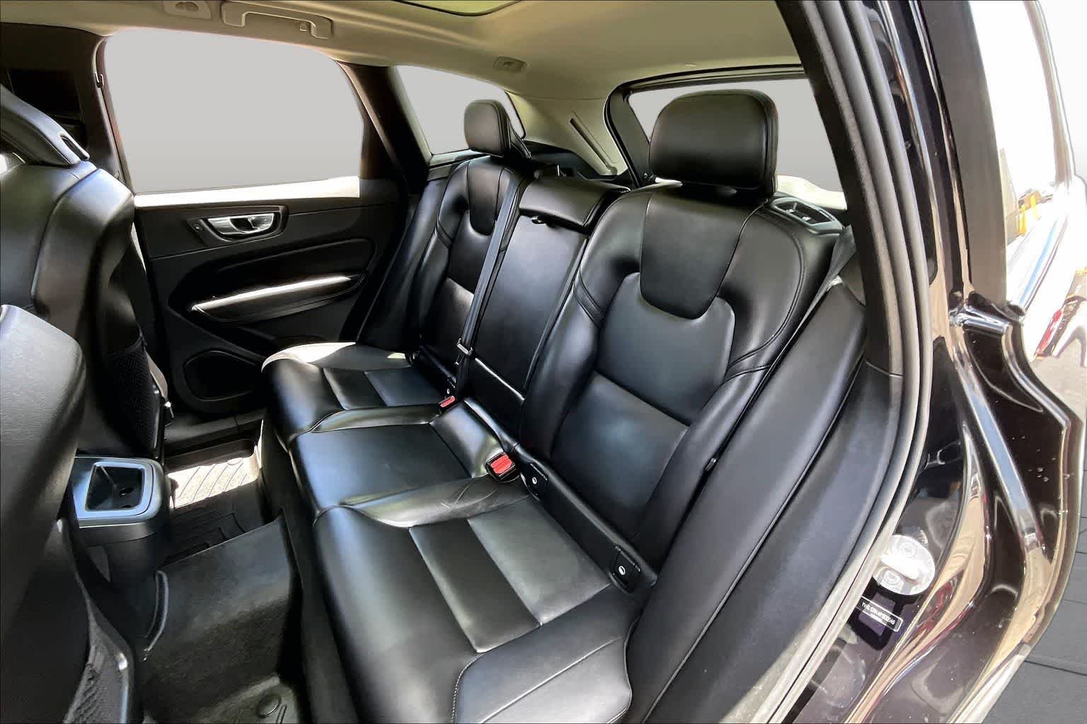 Used 2024 Onyx Black Metallic Volvo Core Dark Theme image 21