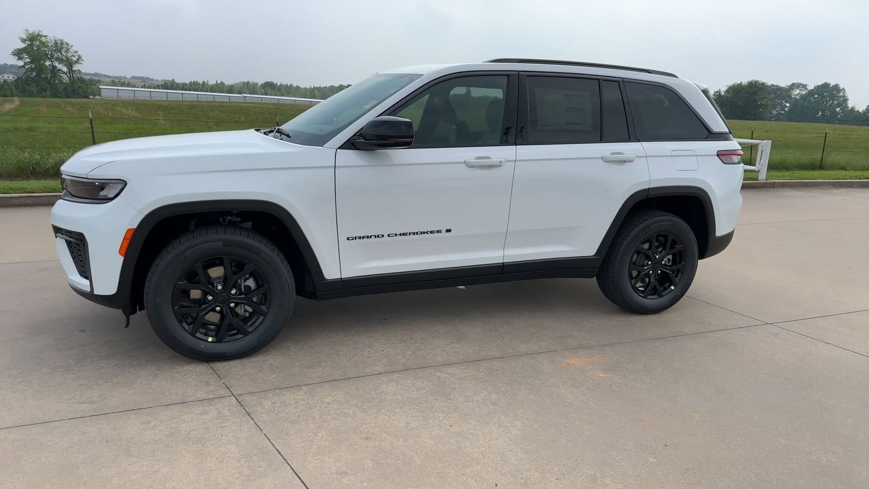 New 2026 Bright White Clearcoat Jeep Laredo Altitude image 5
