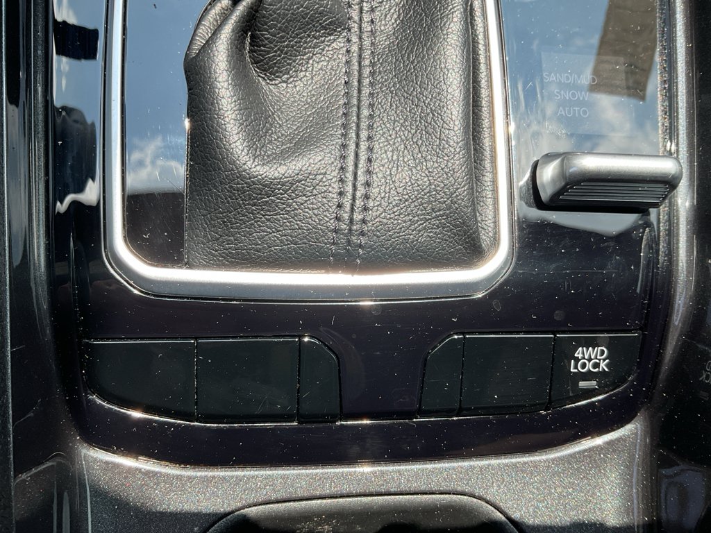 Used 2023 Billet Silver Metallic Clearcoat Jeep Latitude image 31