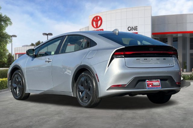 Certified Used 2025  Toyota LE image 7