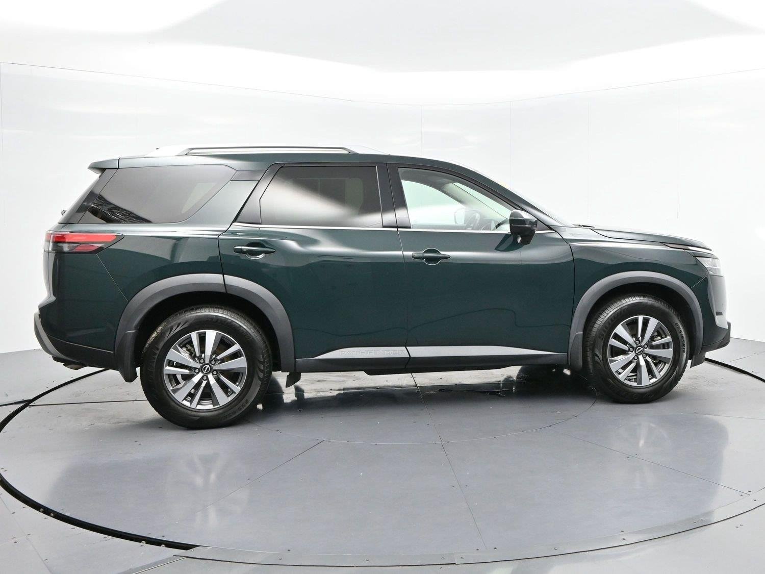 Used 2022 Green Nissan SL image 8