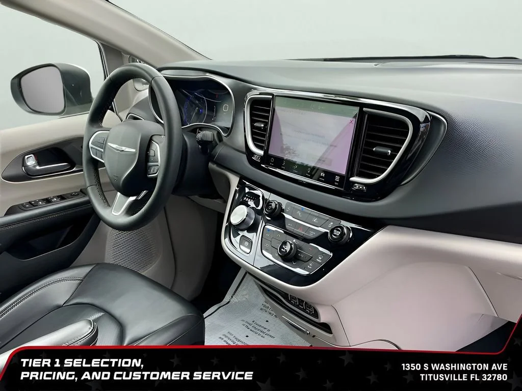 Used 2023 White Chrysler Touring L image 13