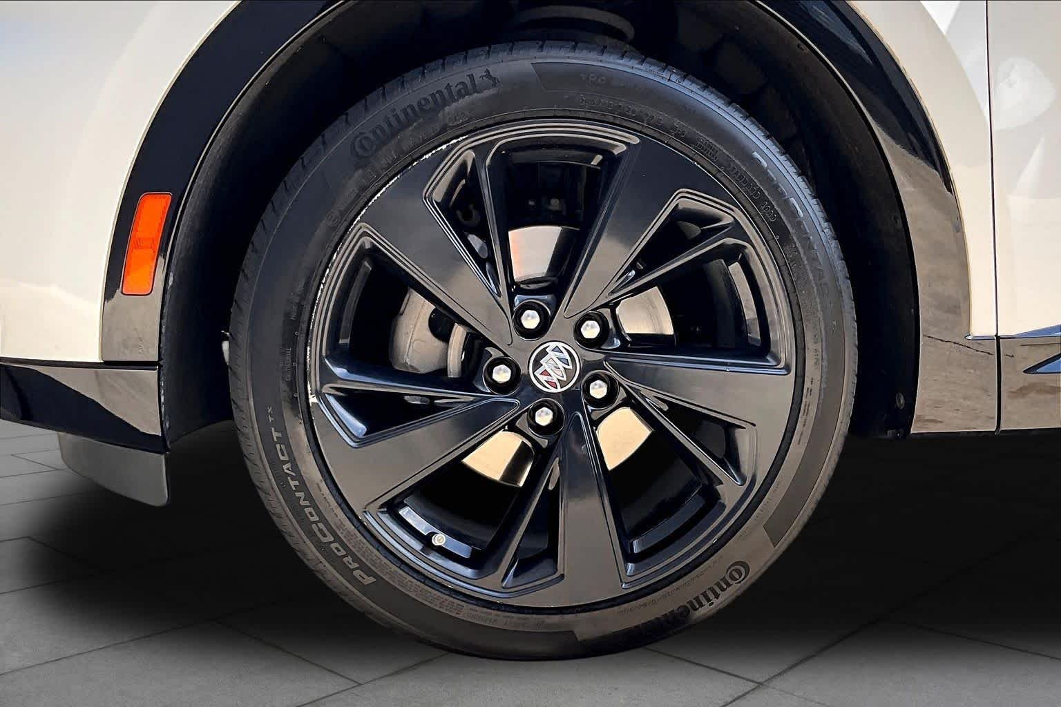 Used 2023 Summit White Buick Essence image 11