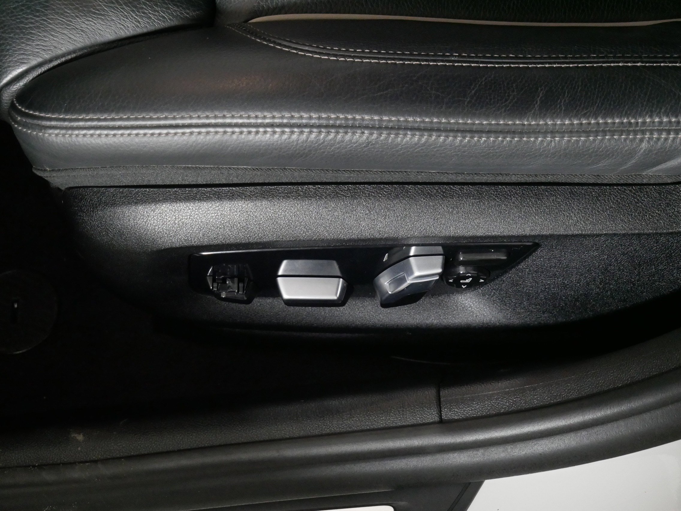 2022 BMW 5 Series M550i - Photo 20