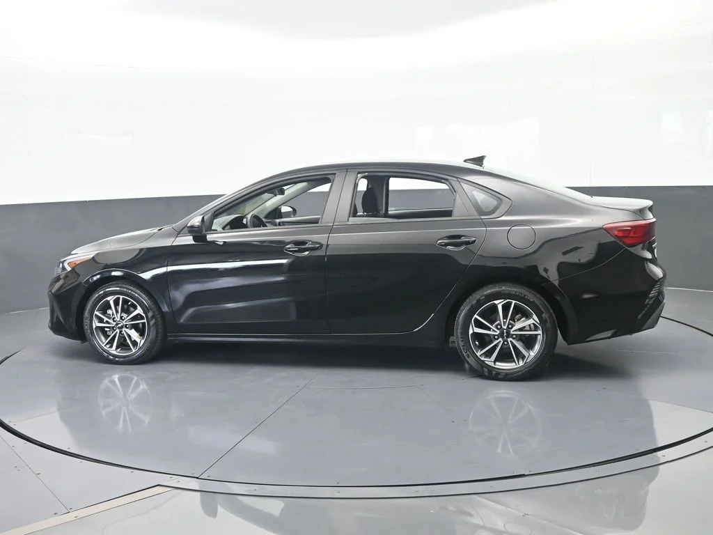 Used 2023 Aurora Black Pearl Kia LXS image 3