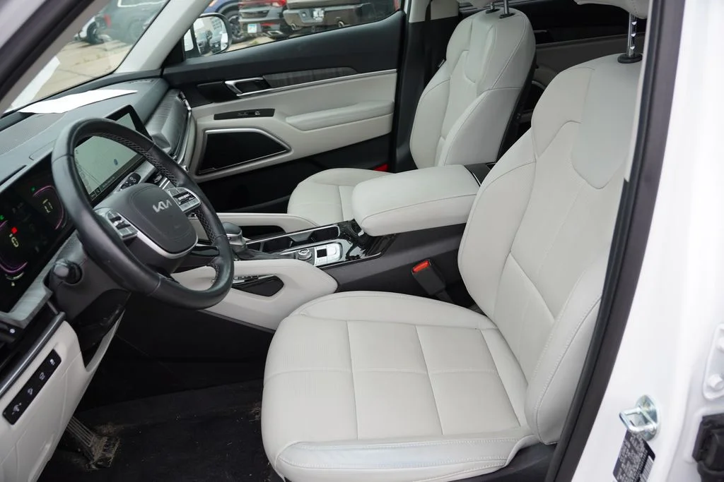 Certified Used 2025 Glacial White Pearl Kia EX image 4
