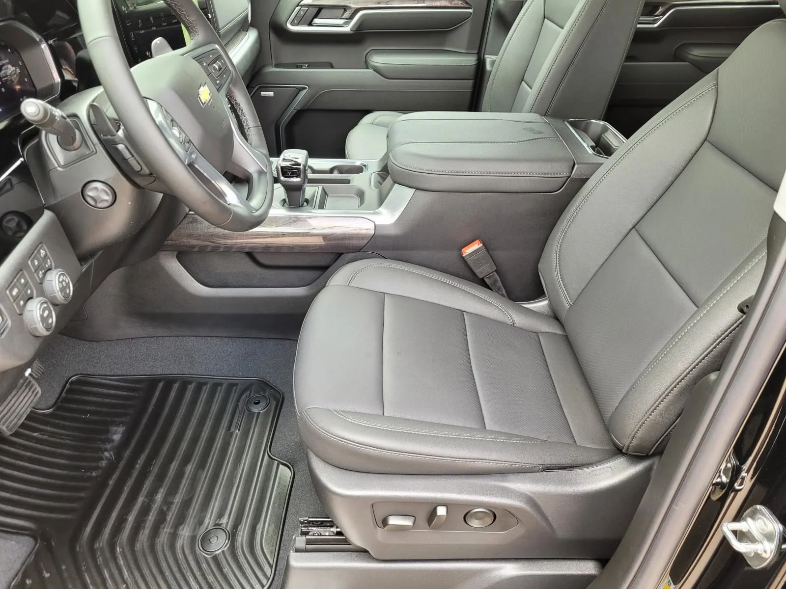 2026 Chevrolet Silverado 1500 LTZ - Photo 14