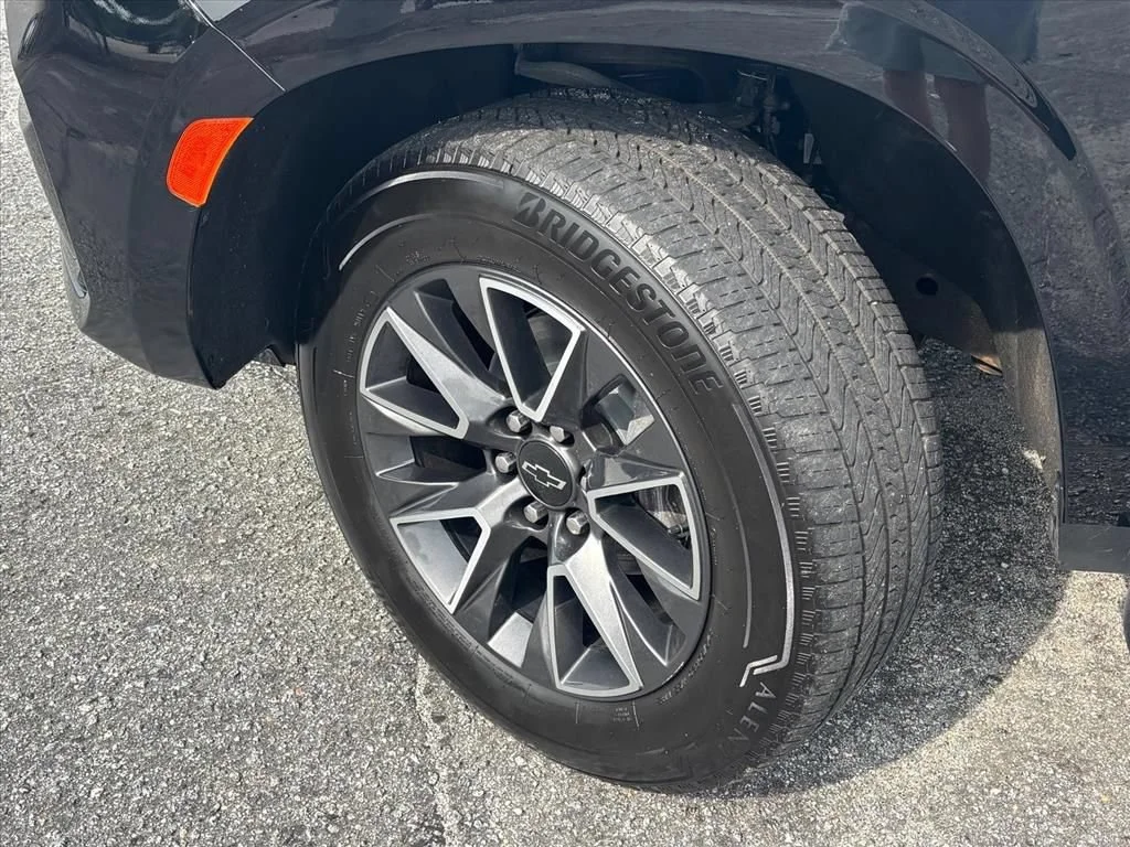 Used 2022 Black Chevrolet Z71 image 27