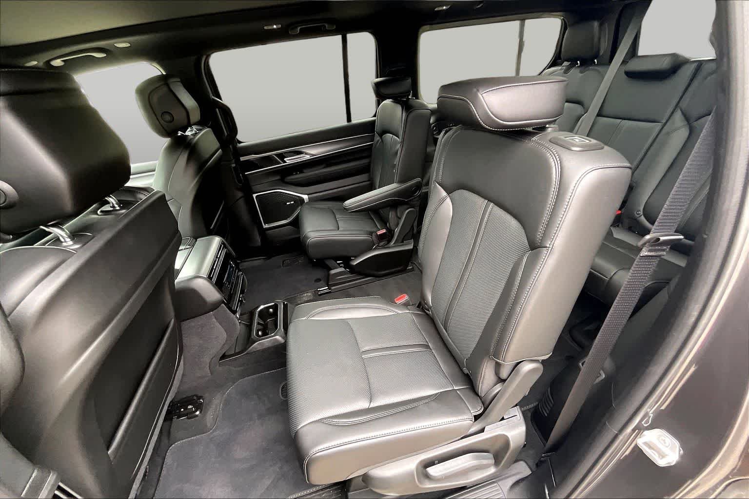 New 2026 Baltic-Gray Metallic Clear-Coat Exterior Paint Jeep  image 21